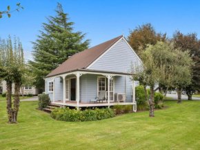 Huka Falls Cottage - Lake Taupo Holiday Home